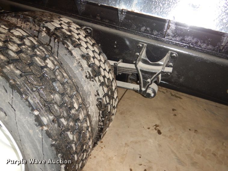 image for item HU9757 2004 International 4200  dump flatbed truck