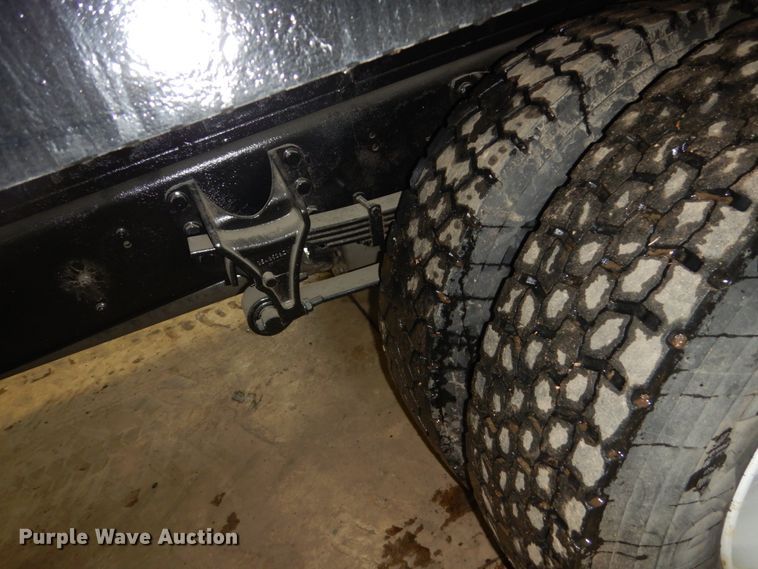 image for item HU9757 2004 International 4200  dump flatbed truck