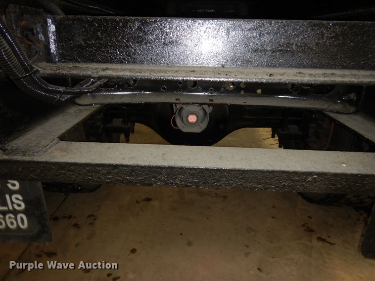 image for item HU9757 2004 International 4200  dump flatbed truck