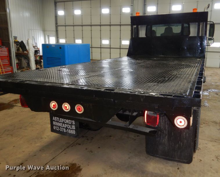 image for item HU9757 2004 International 4200  dump flatbed truck