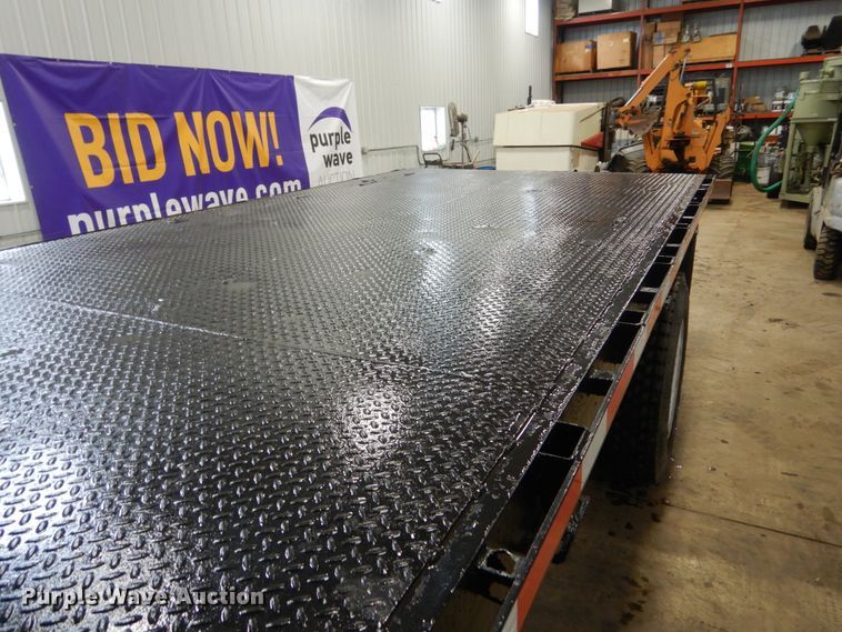 image for item HU9757 2004 International 4200  dump flatbed truck