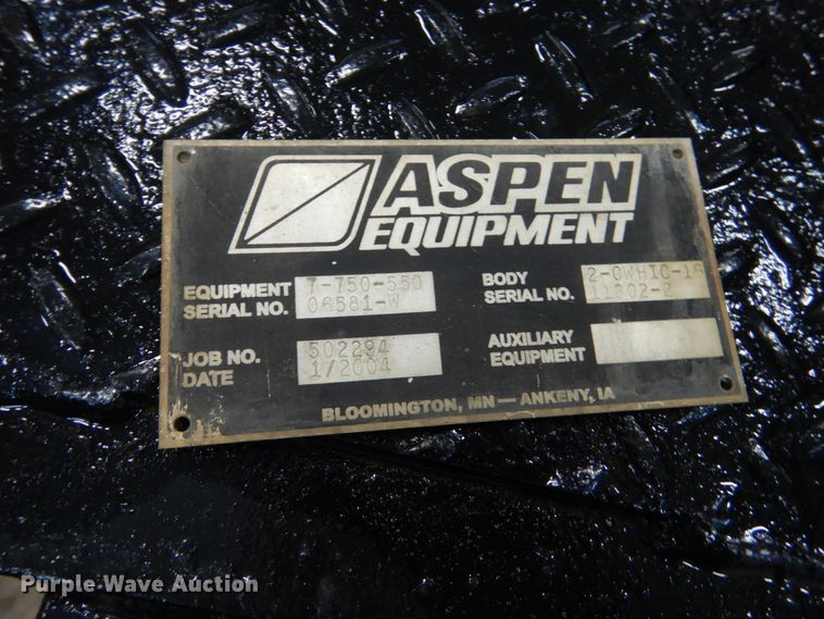 image for item HU9757 2004 International 4200  dump flatbed truck