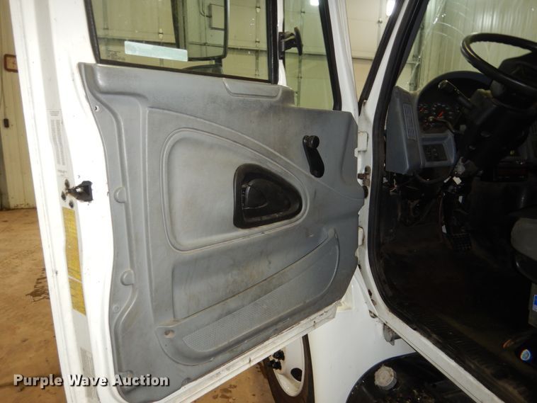 image for item HU9757 2004 International 4200  dump flatbed truck