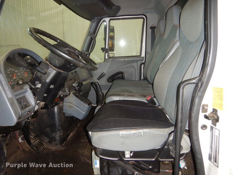 image for item HU9757 2004 International 4200  dump flatbed truck