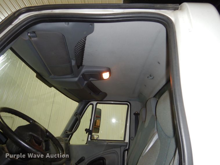 image for item HU9757 2004 International 4200  dump flatbed truck