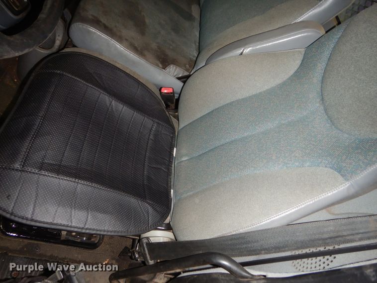 image for item HU9757 2004 International 4200  dump flatbed truck