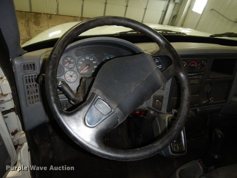 image for item HU9757 2004 International 4200  dump flatbed truck