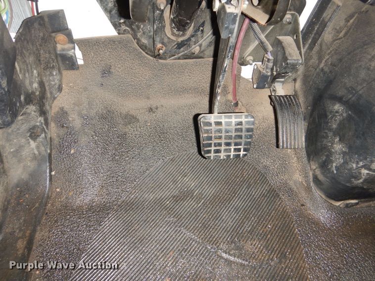 image for item HU9757 2004 International 4200  dump flatbed truck