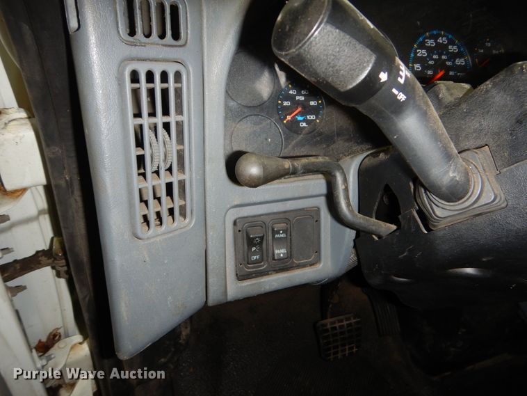 image for item HU9757 2004 International 4200  dump flatbed truck