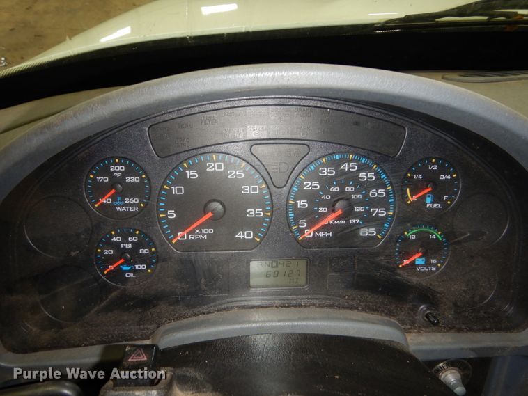 image for item HU9757 2004 International 4200  dump flatbed truck