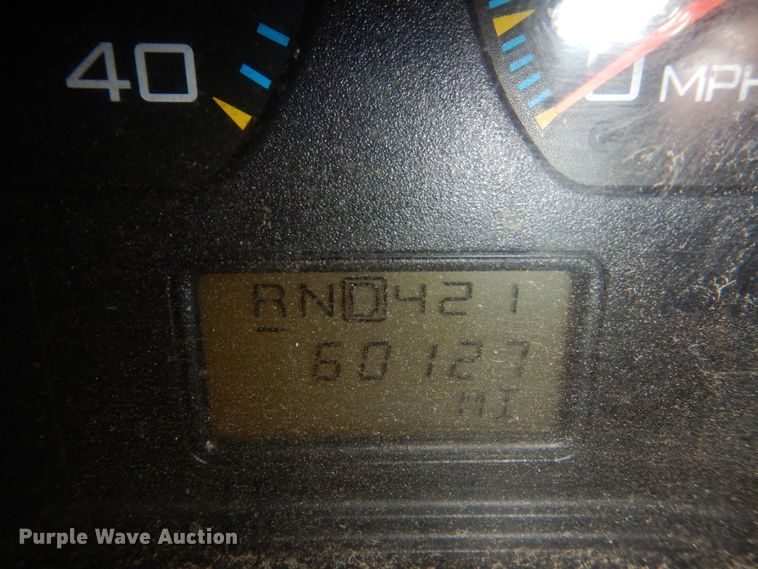 image for item HU9757 2004 International 4200  dump flatbed truck