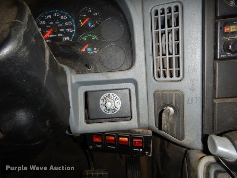 image for item HU9757 2004 International 4200  dump flatbed truck