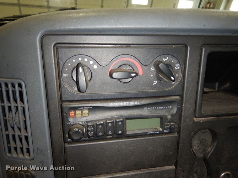 image for item HU9757 2004 International 4200  dump flatbed truck