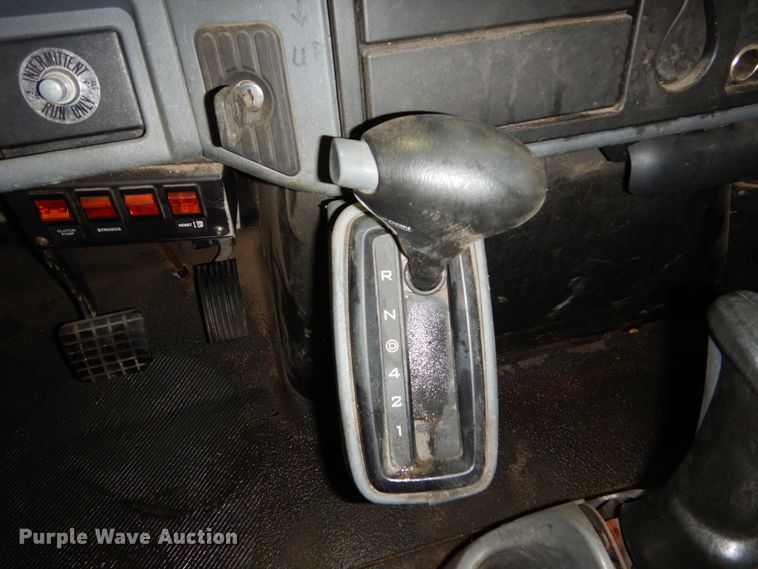 image for item HU9757 2004 International 4200  dump flatbed truck