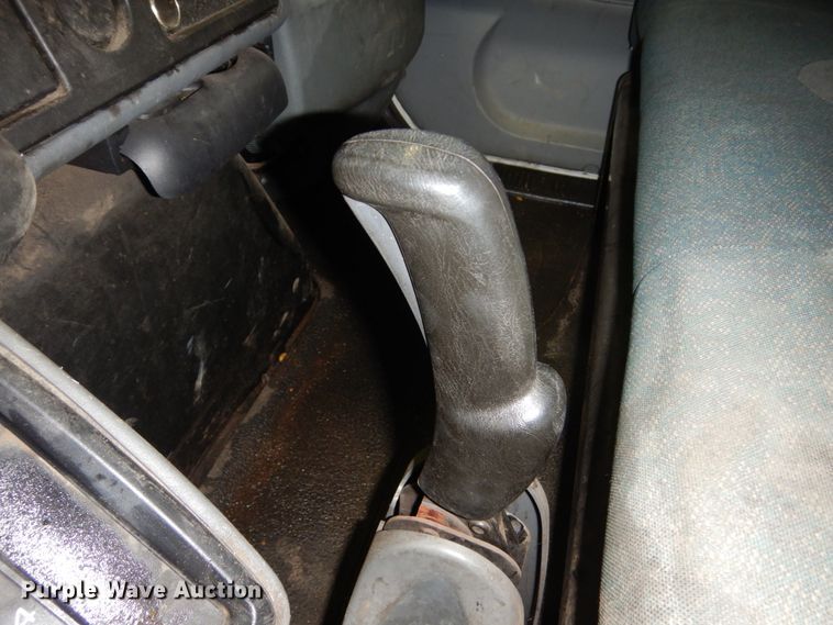 image for item HU9757 2004 International 4200  dump flatbed truck