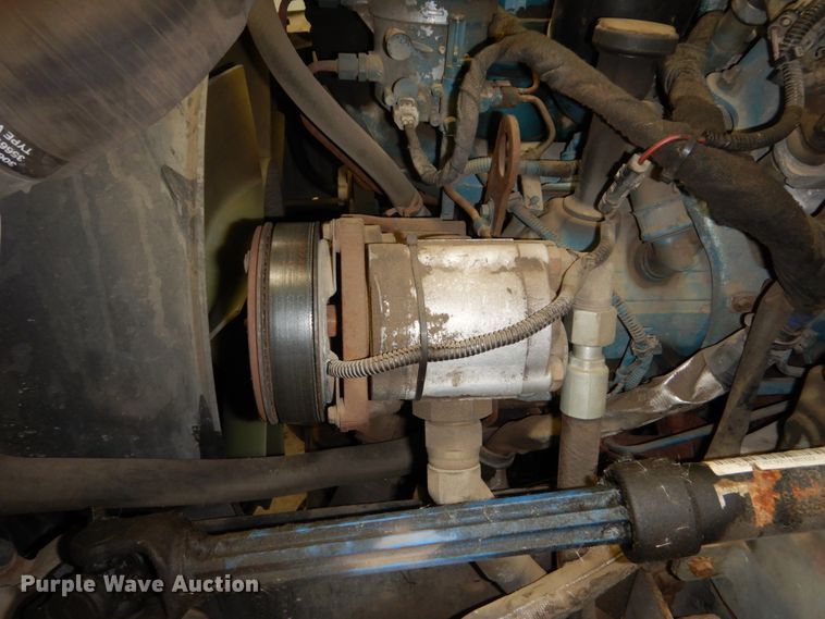 image for item HU9757 2004 International 4200  dump flatbed truck