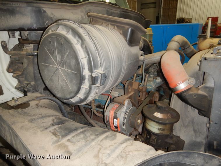 image for item HU9757 2004 International 4200  dump flatbed truck