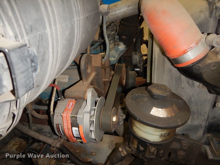 image for item HU9757 2004 International 4200  dump flatbed truck