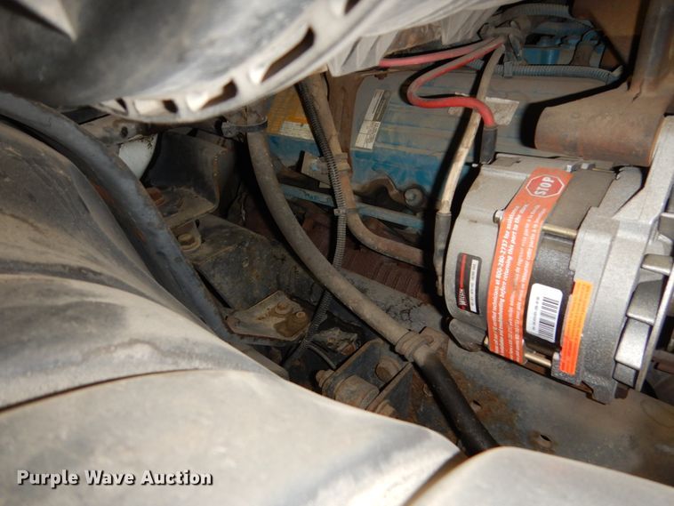 image for item HU9757 2004 International 4200  dump flatbed truck