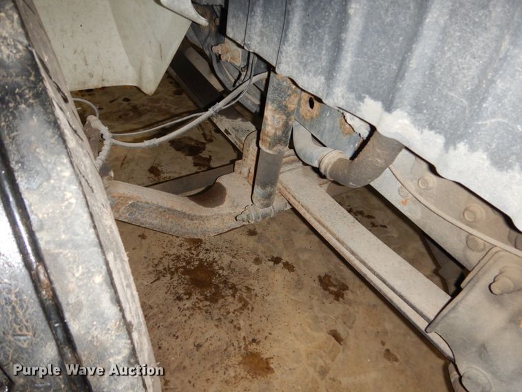 image for item HU9757 2004 International 4200  dump flatbed truck