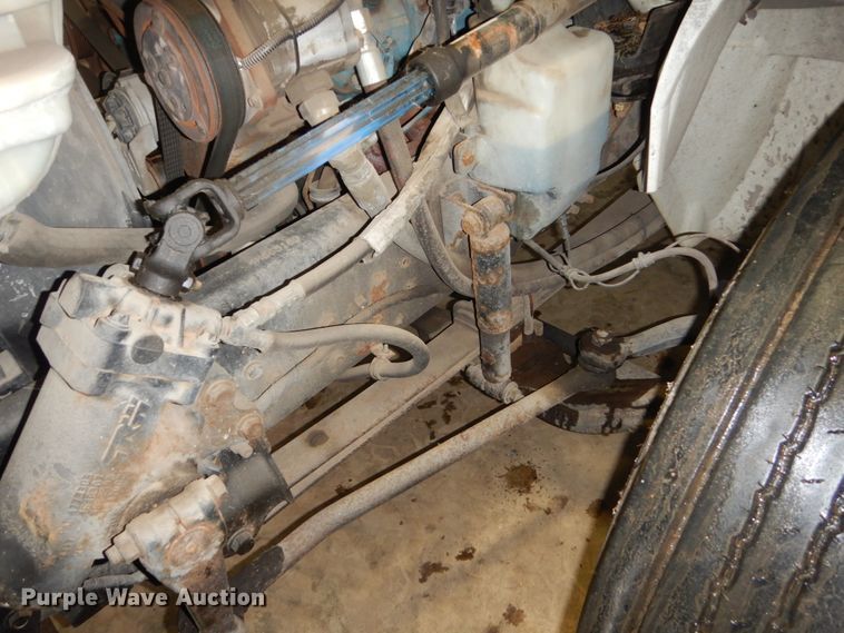 image for item HU9757 2004 International 4200  dump flatbed truck