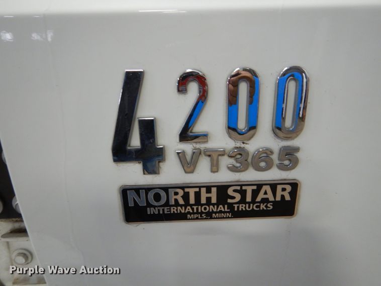 image for item HU9757 2004 International 4200  dump flatbed truck