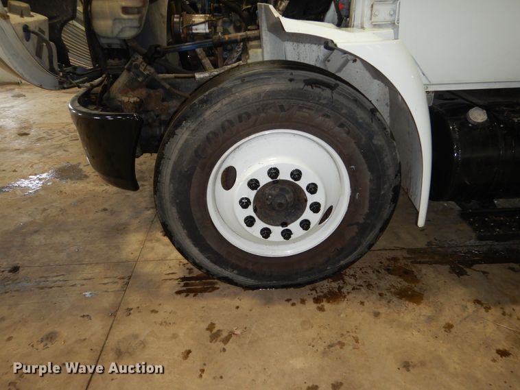 image for item HU9757 2004 International 4200  dump flatbed truck