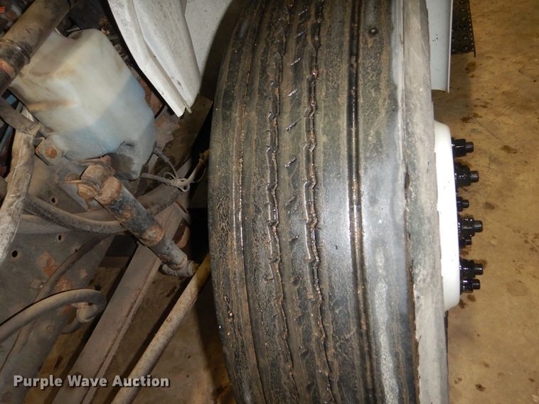 image for item HU9757 2004 International 4200  dump flatbed truck