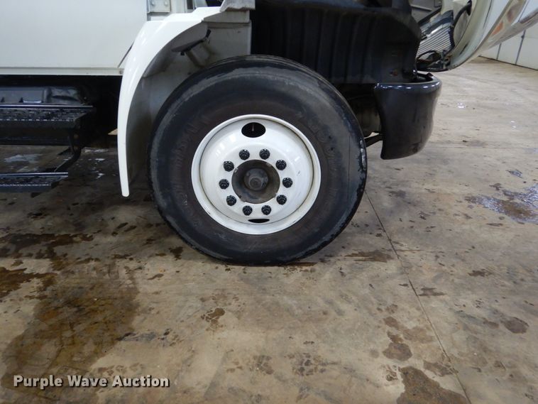 image for item HU9757 2004 International 4200  dump flatbed truck