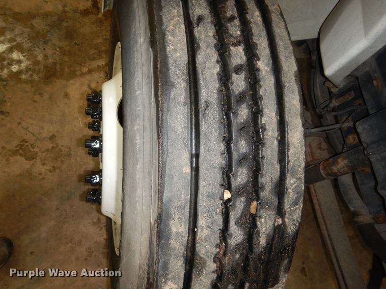 image for item HU9757 2004 International 4200  dump flatbed truck