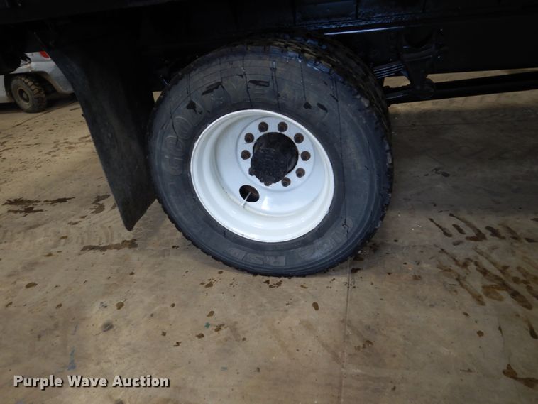 image for item HU9757 2004 International 4200  dump flatbed truck