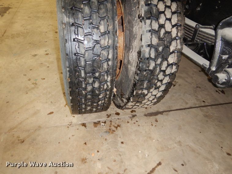 image for item HU9757 2004 International 4200  dump flatbed truck