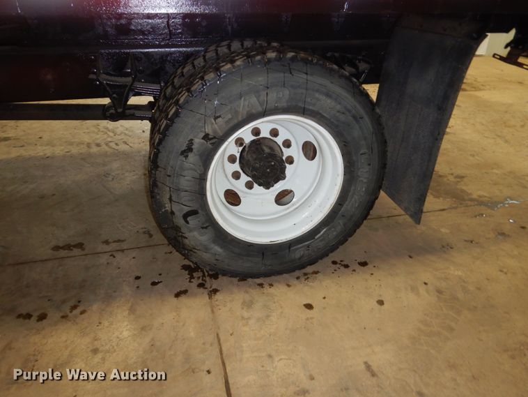 image for item HU9757 2004 International 4200  dump flatbed truck