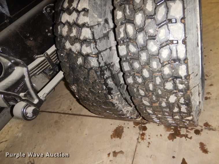 image for item HU9757 2004 International 4200  dump flatbed truck