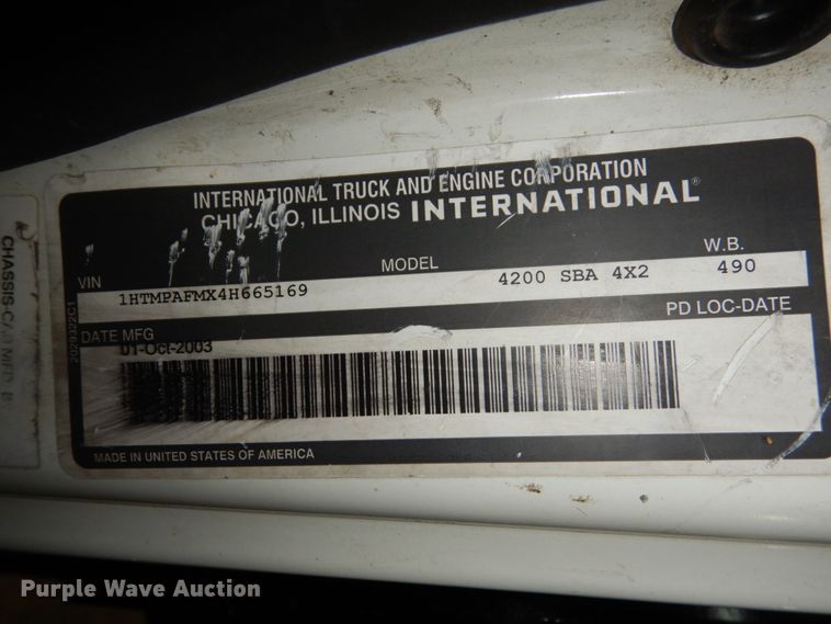 image for item HU9757 2004 International 4200  dump flatbed truck