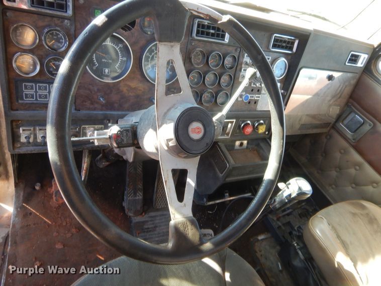 image for item HW9106 1990 Kenworth T660  semi truck