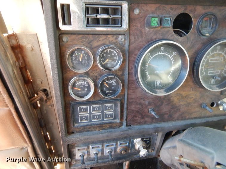 image for item HW9106 1990 Kenworth T660  semi truck