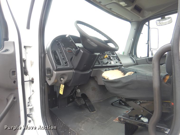 image for item HX9007 2010 Freightliner Business Class M2  flatbed truck