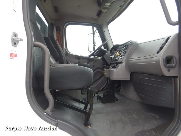 image for item HX9007 2010 Freightliner Business Class M2  flatbed truck