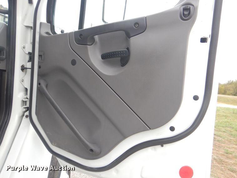 image for item HX9007 2010 Freightliner Business Class M2  flatbed truck