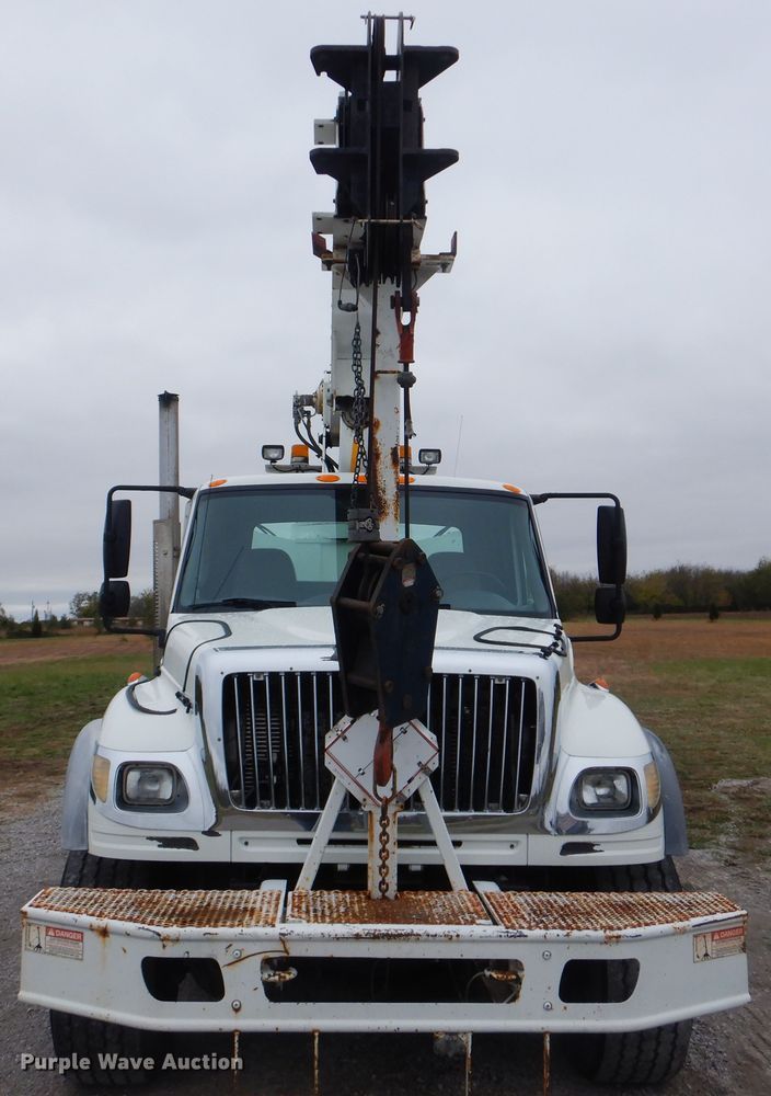 image for item HX9010 2007 International 7600  crane truck