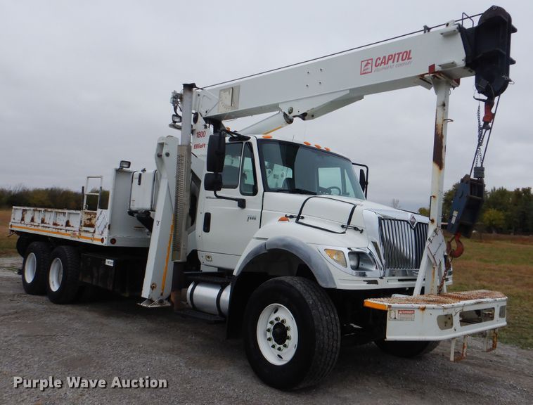 image for item HX9010 2007 International 7600  crane truck