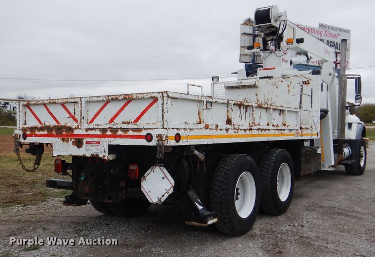 image for item HX9010 2007 International 7600  crane truck