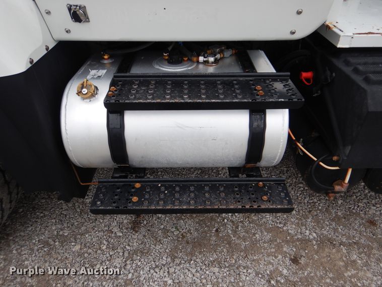 image for item HX9010 2007 International 7600  crane truck