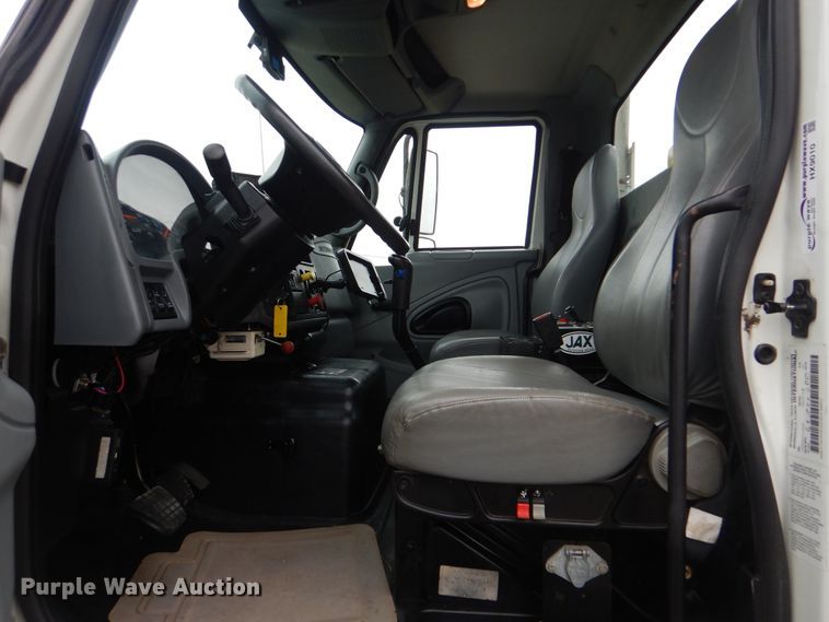 image for item HX9010 2007 International 7600  crane truck