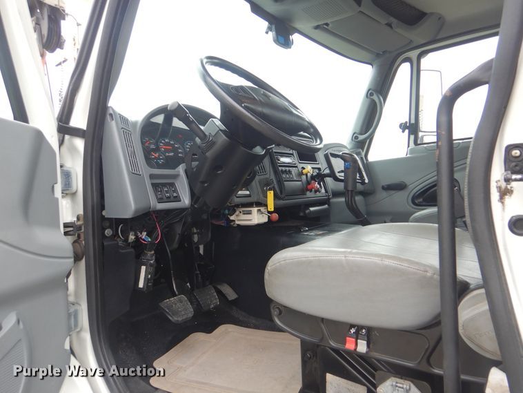 image for item HX9010 2007 International 7600  crane truck