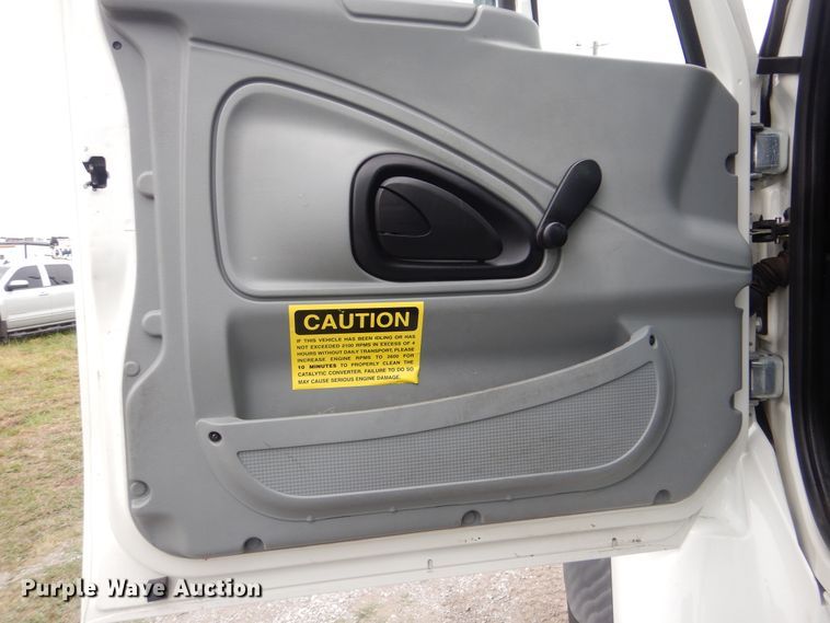 image for item HX9010 2007 International 7600  crane truck