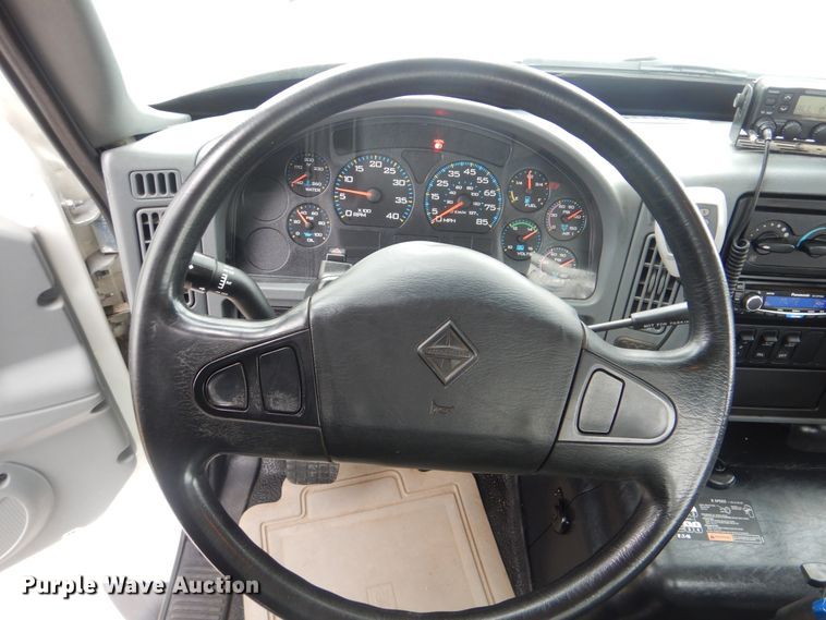 image for item HX9010 2007 International 7600  crane truck