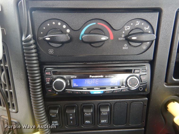 image for item HX9010 2007 International 7600  crane truck