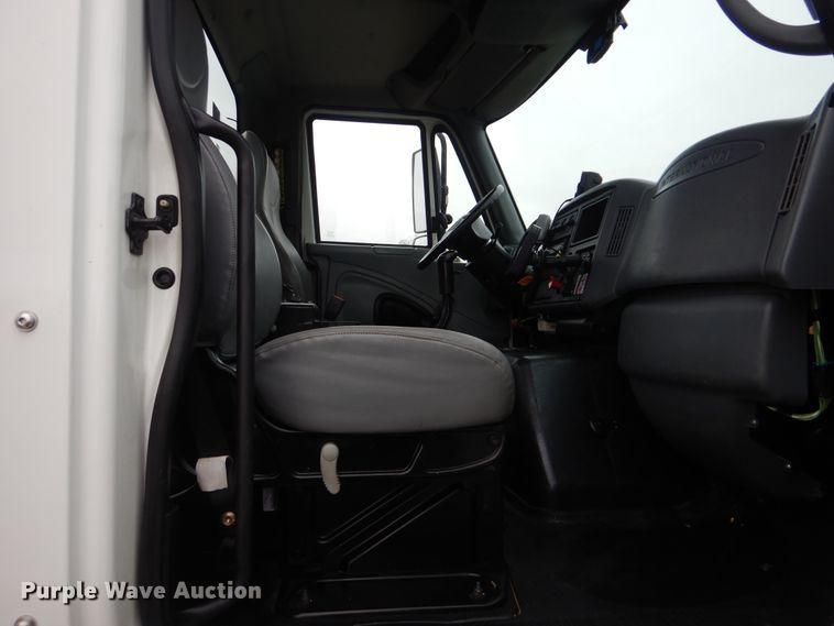 image for item HX9010 2007 International 7600  crane truck